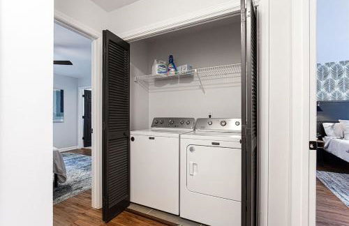 Lux Home-mins to Truist Park wKing pet friendly - Foto 10