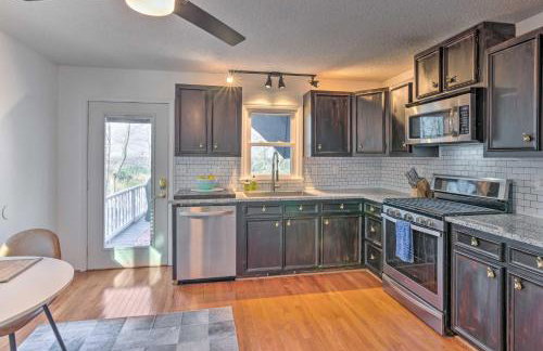 Blue Ridge Retreat with Mountain Views and Deck - Foto 8