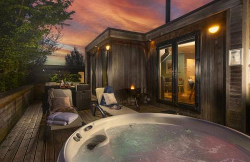 Blackbird Lodge, Strawberryfield Park - Free Parking, Hot tub, pets allowed - Photo 1