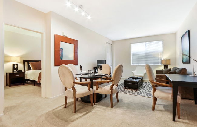 Global Luxury Suites at The Village - Photo 17