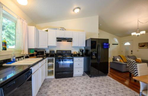 Blue House - private 2 bed, 2 bath home with garage - Photo 12