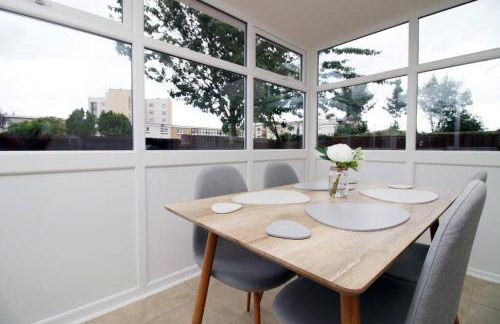 Family Home in the Charming Coastal Town of Barry - Foto 3