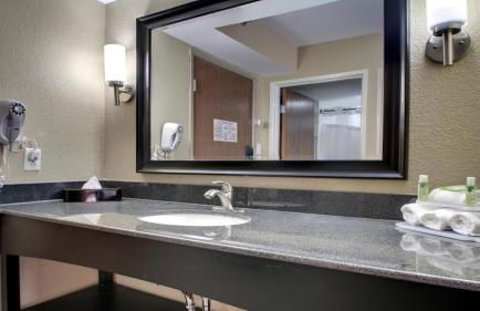 King Bed Hotel Room 146 - Foto 4