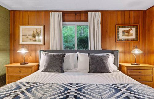 1920s Cottage | Hot Tub | Game Room | Fire Pit - Foto 16