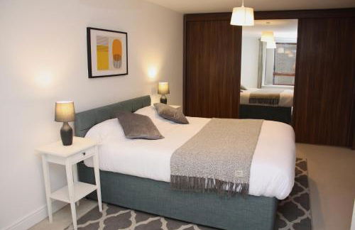 Spacious 2 Bed 2 Bath Apartment & Free Parking - LGW 10min drive - Foto 8