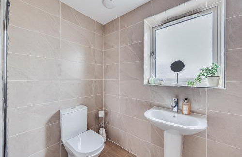 Detached 4 Bedroom 2 Bathroom House - Driveway Parking, Fast WiFi and Smart TV by Yoko Property - Foto 17