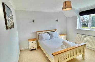 Stunning 7 Bedroom Escape Near New Forest and Beach - Large Garden - Serene Setting - Sleeps 14 - Foto 37