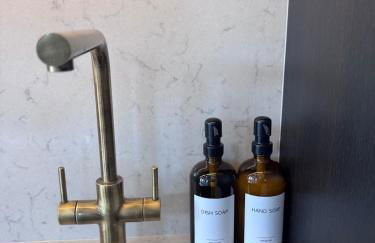 Central 2-Bed Apartment with Balcony & Parking - Foto 29