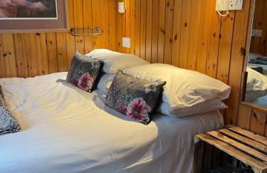 Belle 2 bedroom log cabin with hot tub, forest and loch - Foto 29