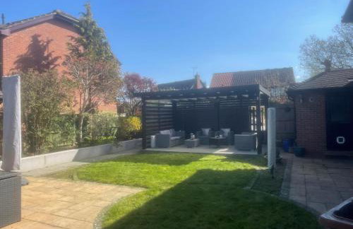 Beautiful 5 Bed 3 Bathroom Detached Family Home 8 - Photo 26