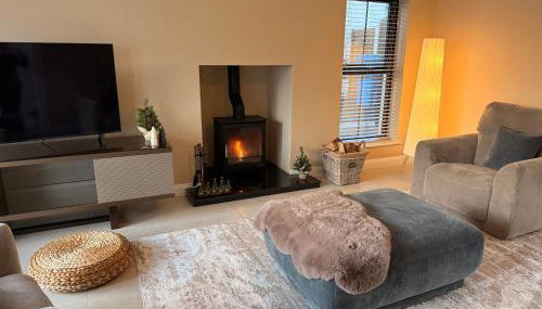 Modern Entire Home steps from the Train Station - Foto 2