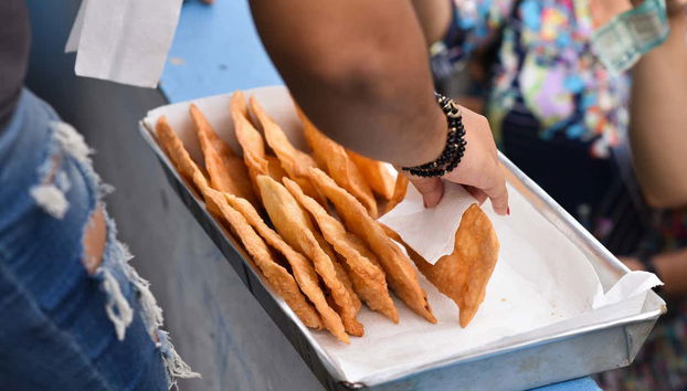 Tour privado de los murales de Los Pepines - Foto 5, Degustando empanadas dominicanas