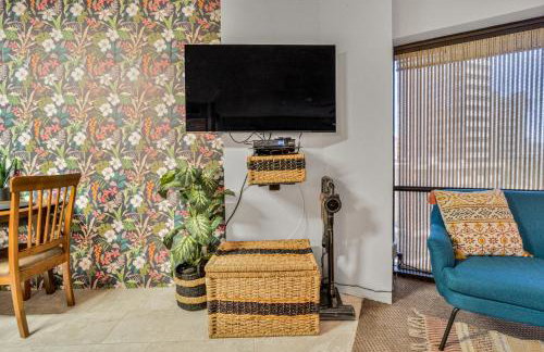 Retro Studio! Pool, Hot Tub, Free Parking & WiFi - Foto 15