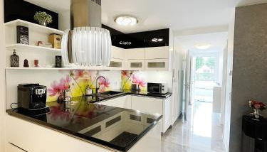 Luxury Wohnung mit Großem Bett und Schlafsofa Luxuriös Ausgestattet mit schöne Terrasse und Garten! - Foto 2