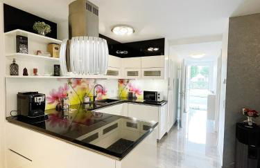 Luxury Wohnung mit Großem Bett und Schlafsofa Luxuriös Ausgestattet mit schöne Terrasse und Garten! - Foto 2