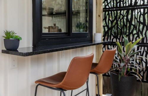 "Glamtainer" One of a kind Romantic Luxe Retreat, 8 Minutes to Emerald Beach, Outdoor Haven - Foto 25