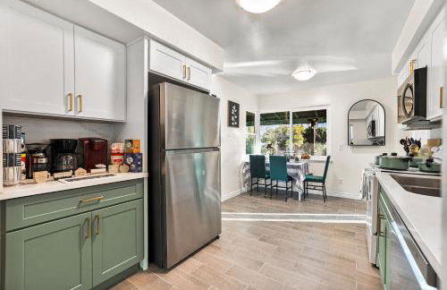 Entire Private Home with 4 Bedrooms 2 Bathrooms, Spacious, Lux King Bed, Ranch Style, Prime Area, Available Now - Photo 13