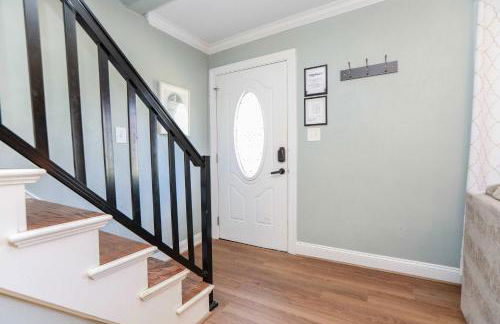 Sojourn Spacious Family Retreat with Fenced Backyard - Foto 9