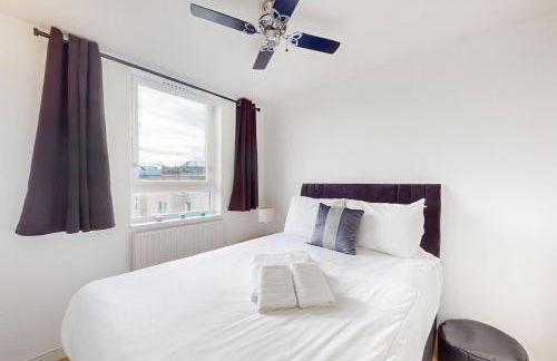 Amazing location 1 BD flat on St Katharine's Docks - Photo 5