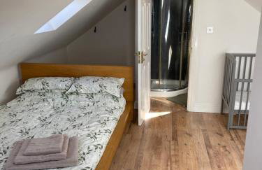 Large, 3 Floors, Quiet, Sleeps 16, 4 Bathrooms, 5 Parking, Semi rural Leicester - Foto 40