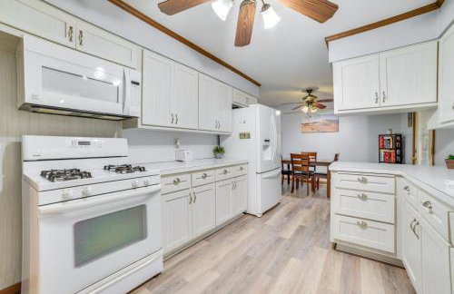 Cozy Houghton Lake Home with Fire Pit and Porch - Foto 8