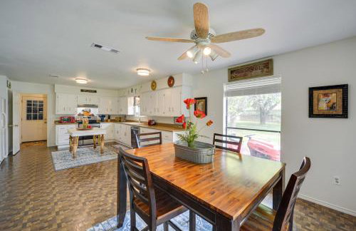 McQueeney Home with Grill about 10 Mi to New Braunfels - Foto 2