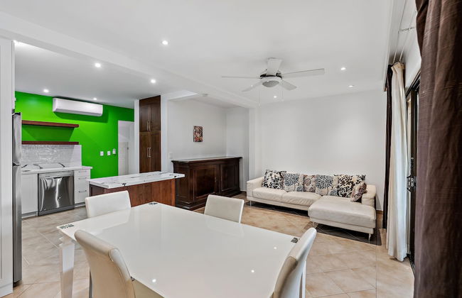 Colorful & Private 2-Bedroom Condo Just a Short Walk from the Beach - Foto 9