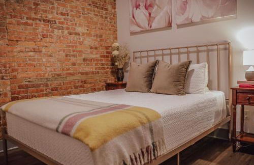 Private Boutique Getaway - Fireplace & Soaking Tub - Downtown Loft - by Cross-Key Vacation Rentals - Photo 26