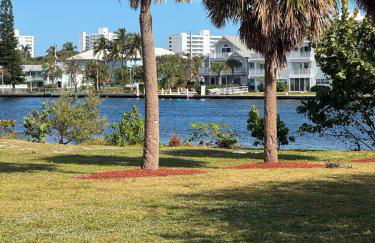 Beachfront Oasis w Htd Pool Cinema Game-Room Tiki - Foto 12