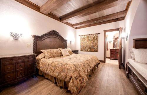 Castle Gatehouse Rental for a Unique Getaway near Bolton Landing, New York - Foto 19