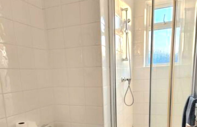 Ashford Cozy Apartment in Town Centre - Photo 7