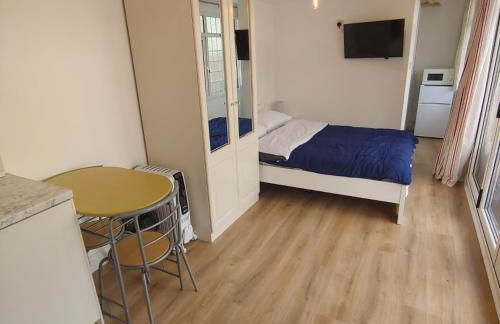 Self Contained, Double Bed Studio, private kitchen, private Bath, Walking distance to Harry Potter - Foto 23