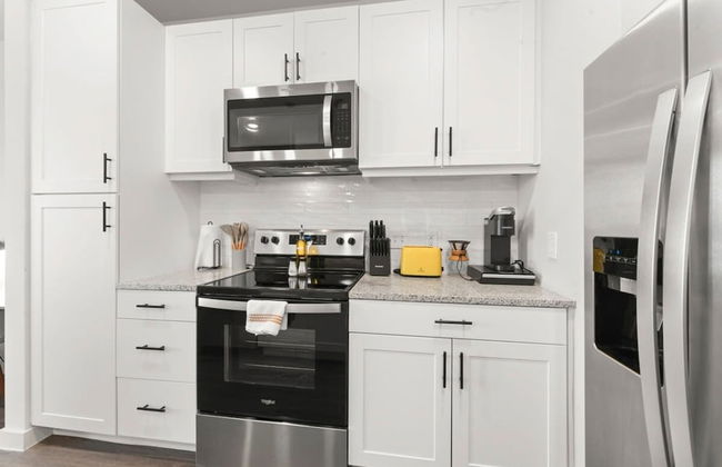 Prime Soco Quaint 1BR King Suite w Pool Parking - Photo 23