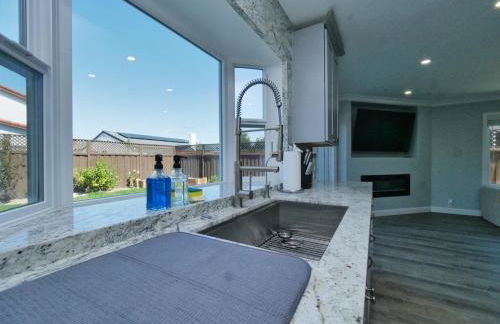 Renovated 5 Bd 3 Ba AC Private Deck Lawn - Foto 27