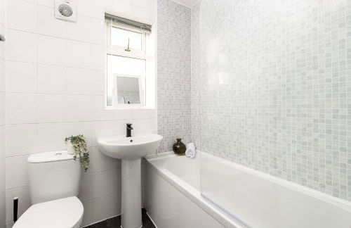 Long Stays-4bed house-Parking-By FabAccommodation - Foto 7