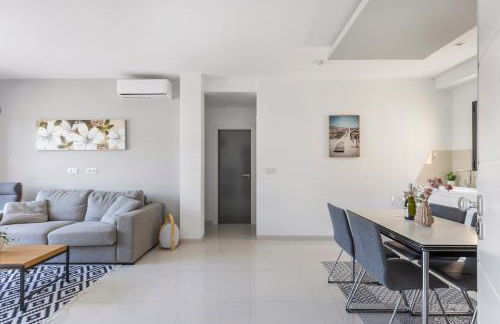 2BD Coastal Gem with Pool & Terrace - Torre de la Horadada - Foto 11