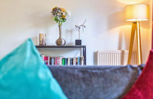 Central 2 Bed House w/ Garden and Free Parking! - Photo 56