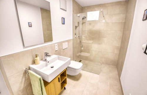 Stilvoll - Heimkino, Kochinsel, Parkplatz, Neubau & Mehr - Foto 31