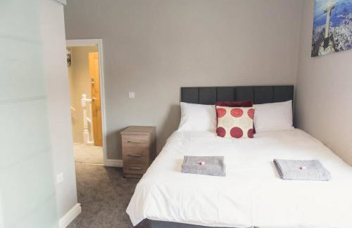 LYNNTON HOUSE Stunning 6 bed Town Centre House ALL with En-Suites Prime Location Tamworth - Foto 16