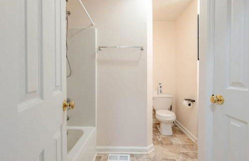 Great 4BR Home Near Emerald Pointe & Downtown - Foto 30