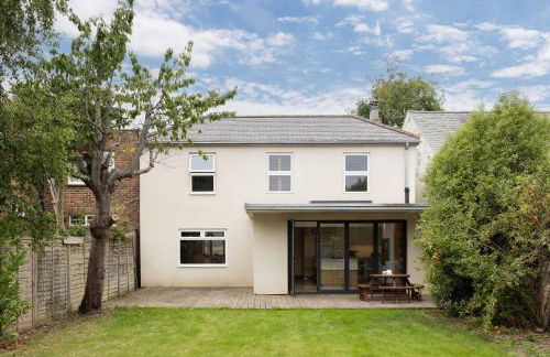 Spacious 4-Bed Near City & Sea - Foto 2