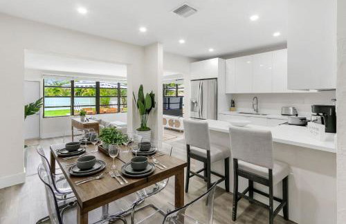 Charming 4BR Oasis with Saltwater Pool and Parking - Foto 17