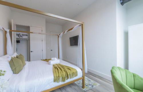 Emerald Escape, Free Parking, 2 Bath, Sleeps 8 Near American Dream and The Airport, King Bed and 2 Queen Beds, Washer and Dryer - Foto 18