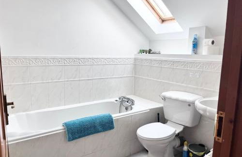 Detached House in Ashford with Free Parking and Hot Tub - Sleeps 10 - Foto 12