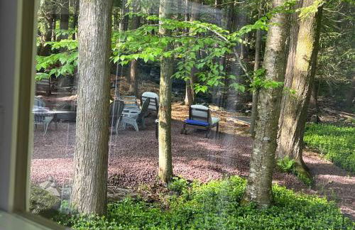 Romantic Pocono house - stream, lake, beach, pool, firepit - Foto 37