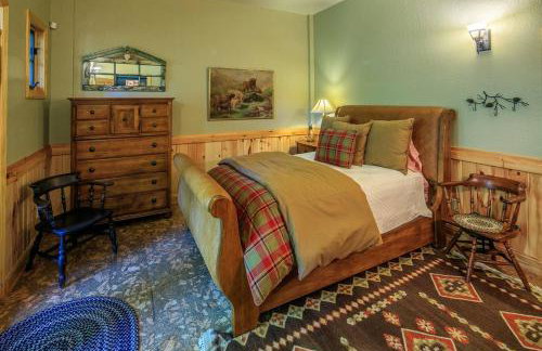 Luxury Riverfront Lodge - Sleeps 12, VIEWS, Fireplaces, Dogs OK - Photo 42