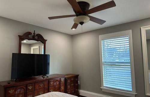 Stylish 3 BR Entire Home NearTown & Beach with Pool Table & King Bed - Foto 36