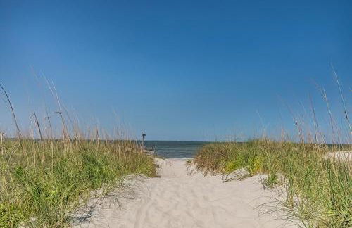 NEW LISTING! Two Bedrooms in A Building with Marsh and Ocean Views - Foto 3