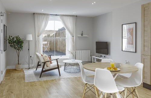 Bright 1 bedroom apartments near Farnham Castle - Photo 25