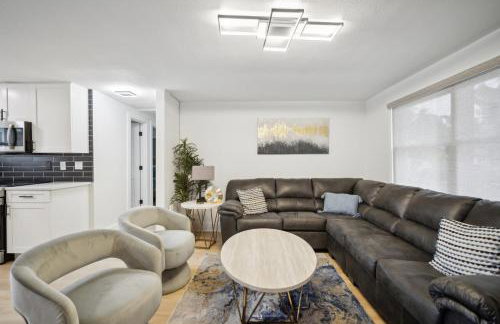 3Bd 2Ba House with Parking Laundry and Large Patio - Foto 1